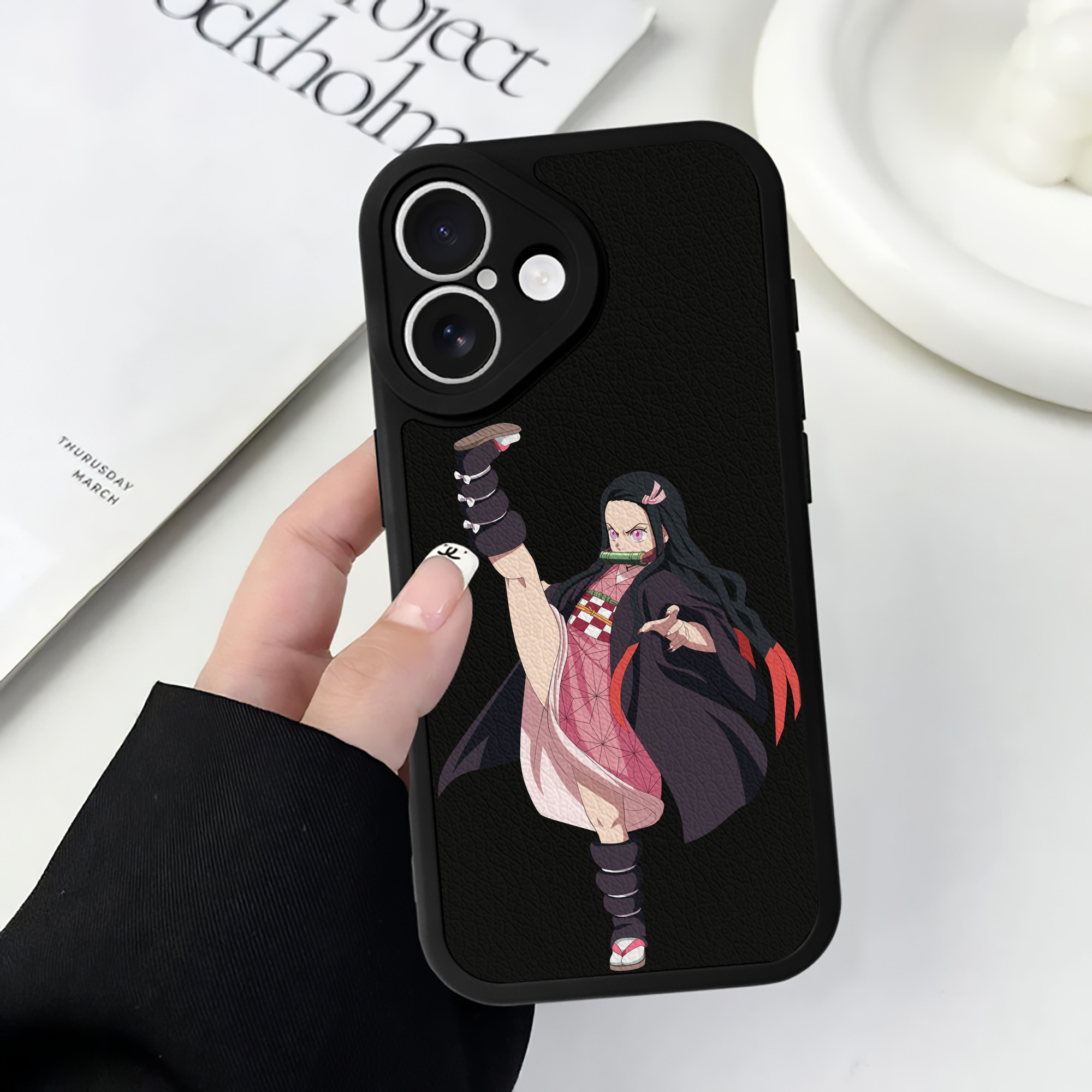 （画像用） 鬼滅の刃（きめつのやいば）竈門 禰󠄀豆子／かまど ねずこ Kamado Nezuko 【iPhone 16シリーズ対応】シリコンスマホケース（レザー調） 材質：シリコン